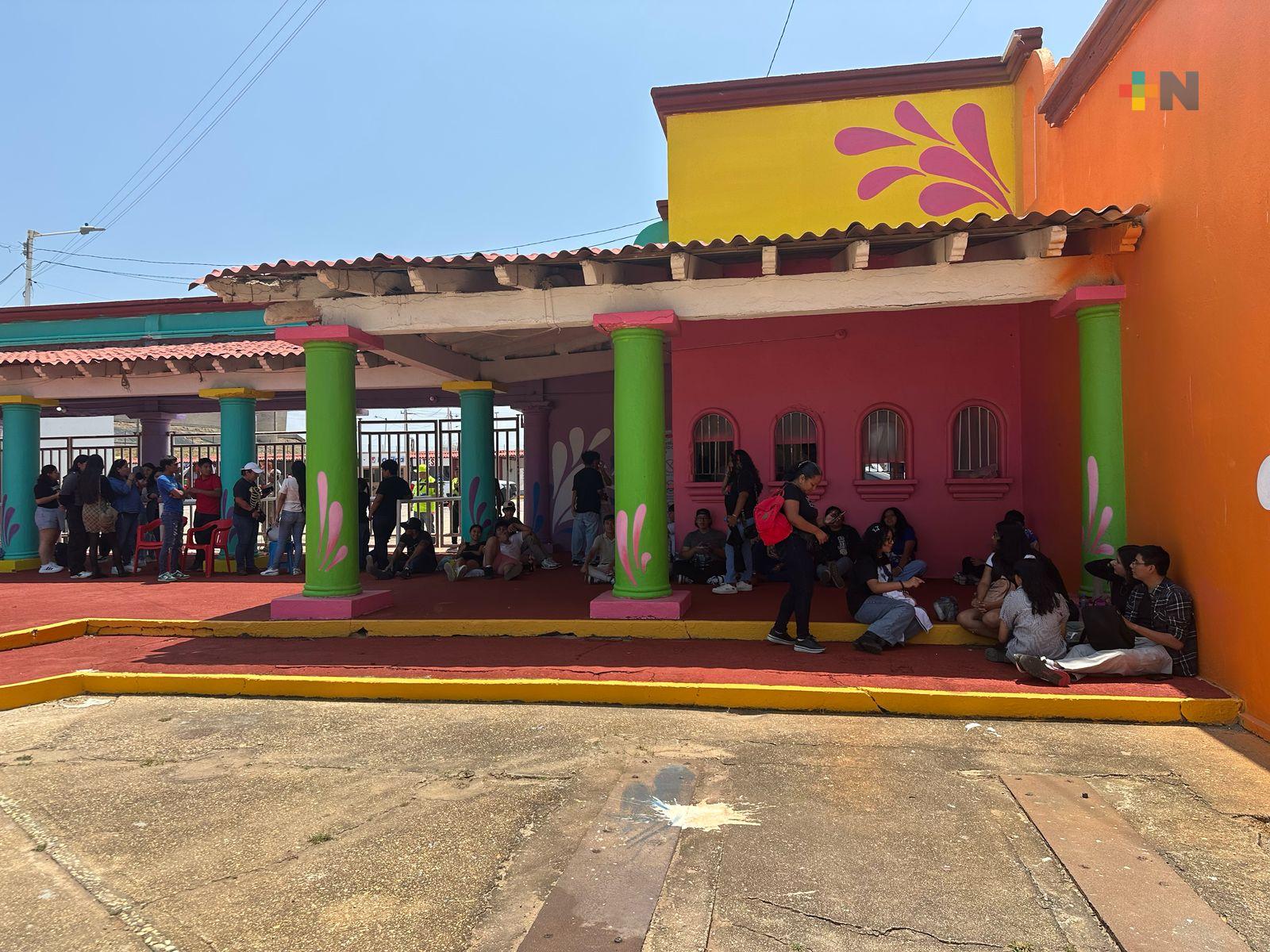 Fila desde la madrugada para alcanzar un boleto del concierto de Caifanes en Coatza