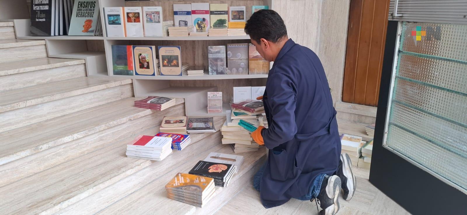 Desde hace más de 20 años, Humberto Rivera vive entre libros
