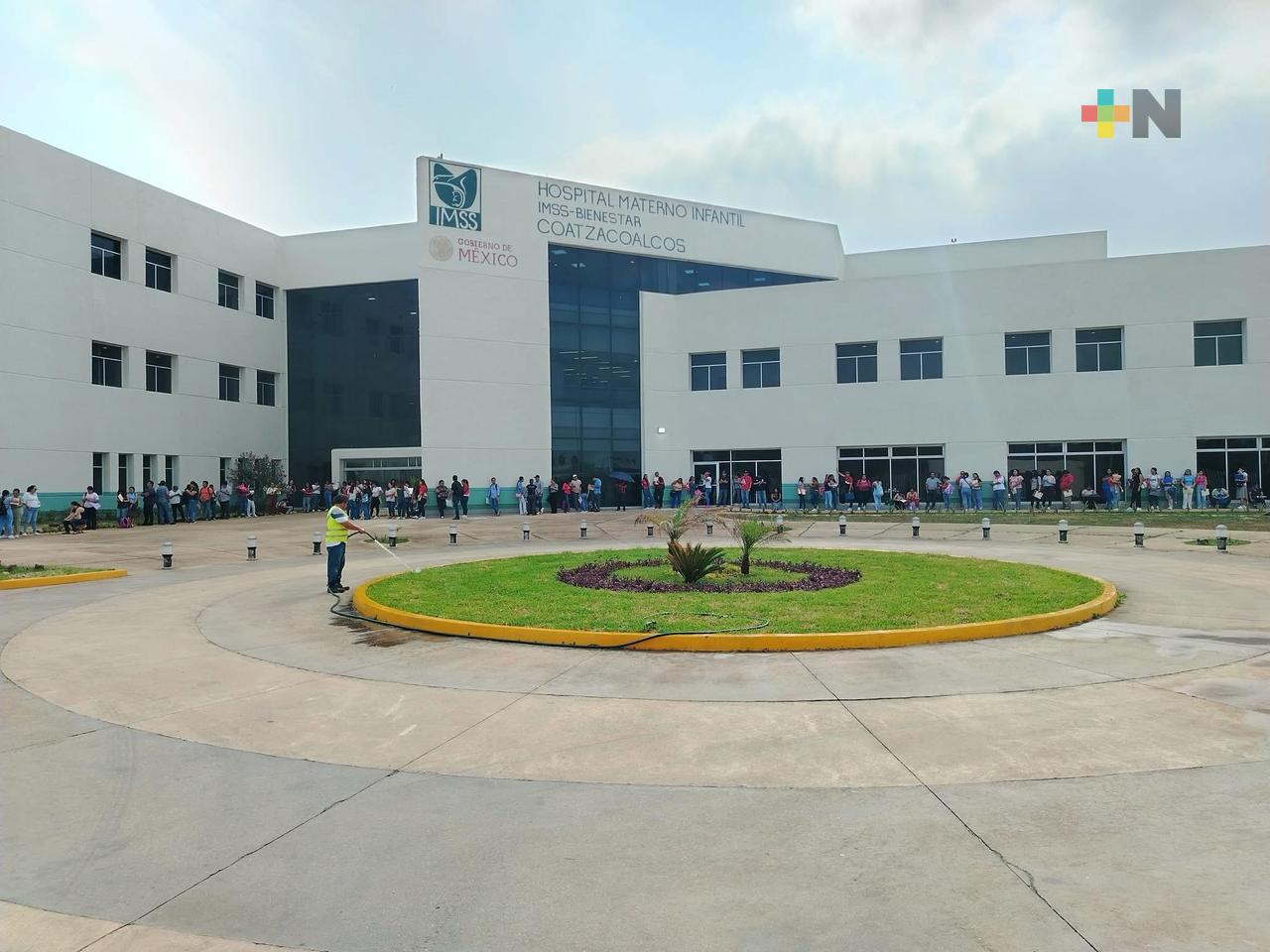 Acude gran cantidad de solicitantes de trabajo a hospital Materno Infantil de Coatza