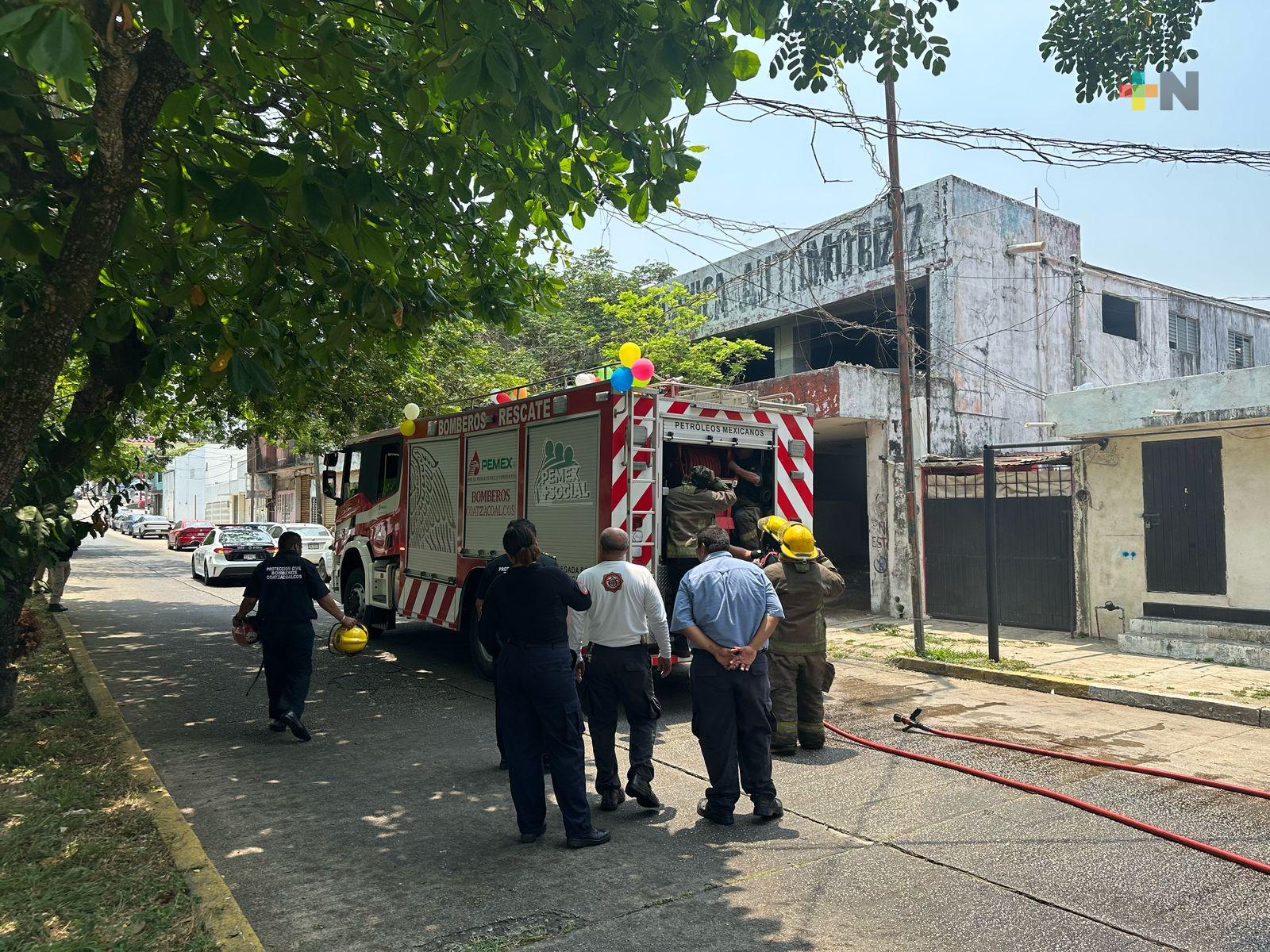 Bomberos de Coatzacoalcos sofocan incendio en inmueble, no se reportan lesionados