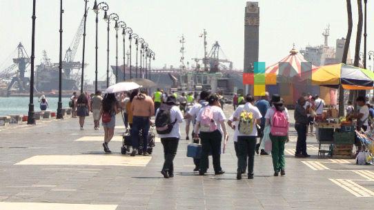 Incrementa afluencia de turistas en malecón de Veracruz con inicio de Semana Santa