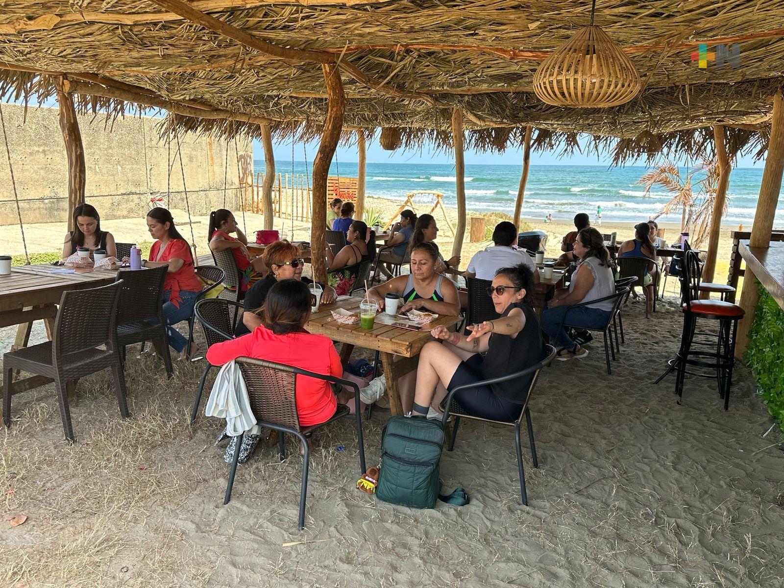 Coatzacoalqueños optimistas por iniciativa de colocar palapas en zona de playa