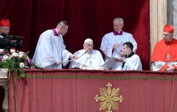 Papa Francisco reaparece en Pascua y pide alto al fuego en Gaza