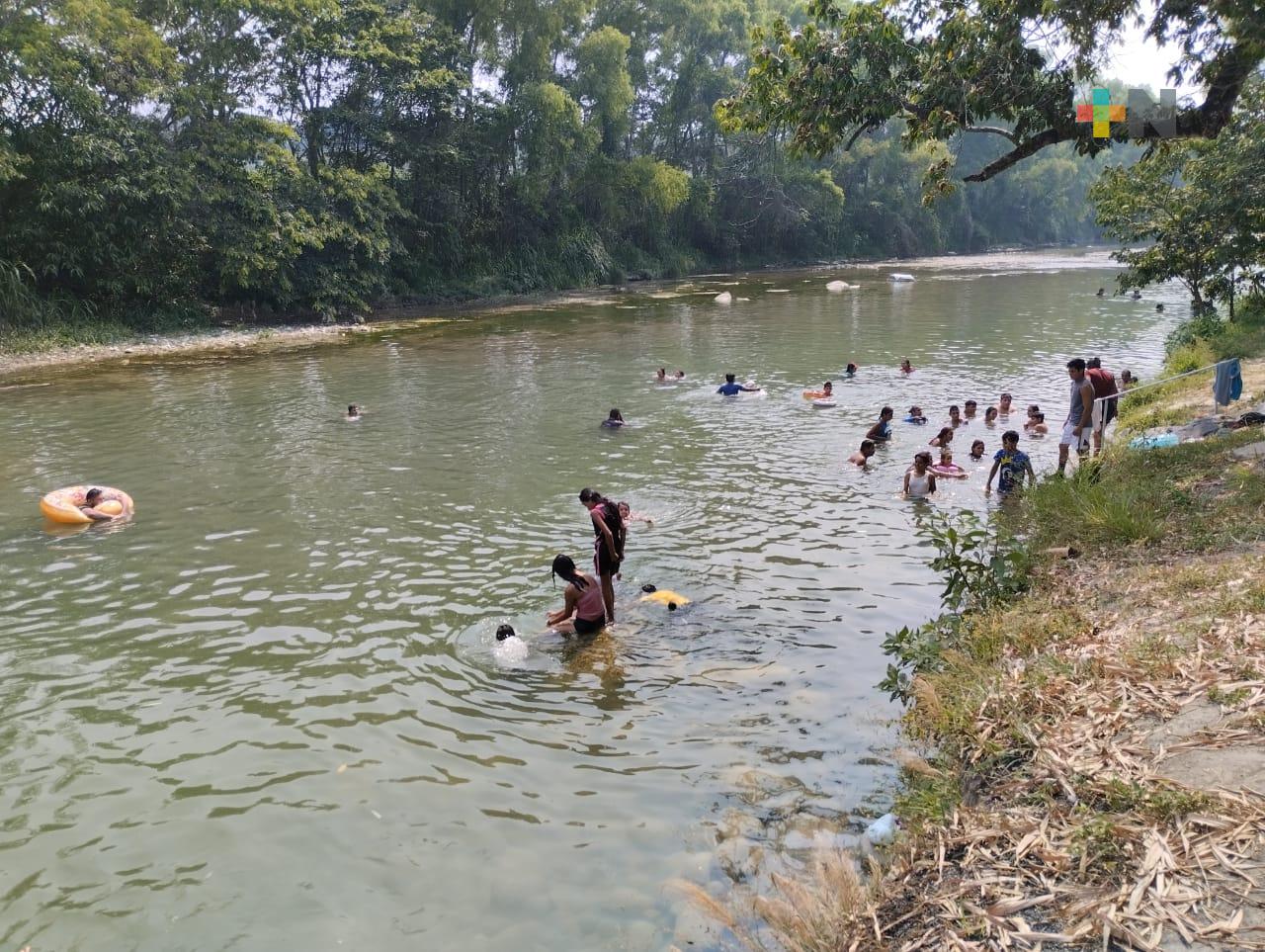 Ante calores intensos, familias buscan ríos y arroyos de zona centro-norte de Veracruz