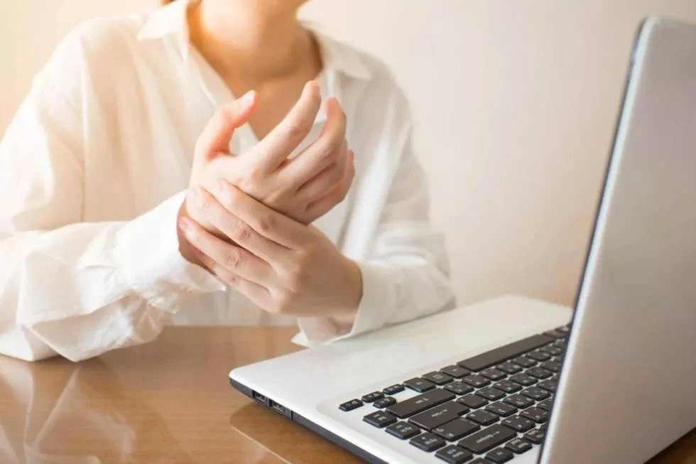 IMSS invita a trabajadores a combinar prácticas ergonómicas para evitar lesiones