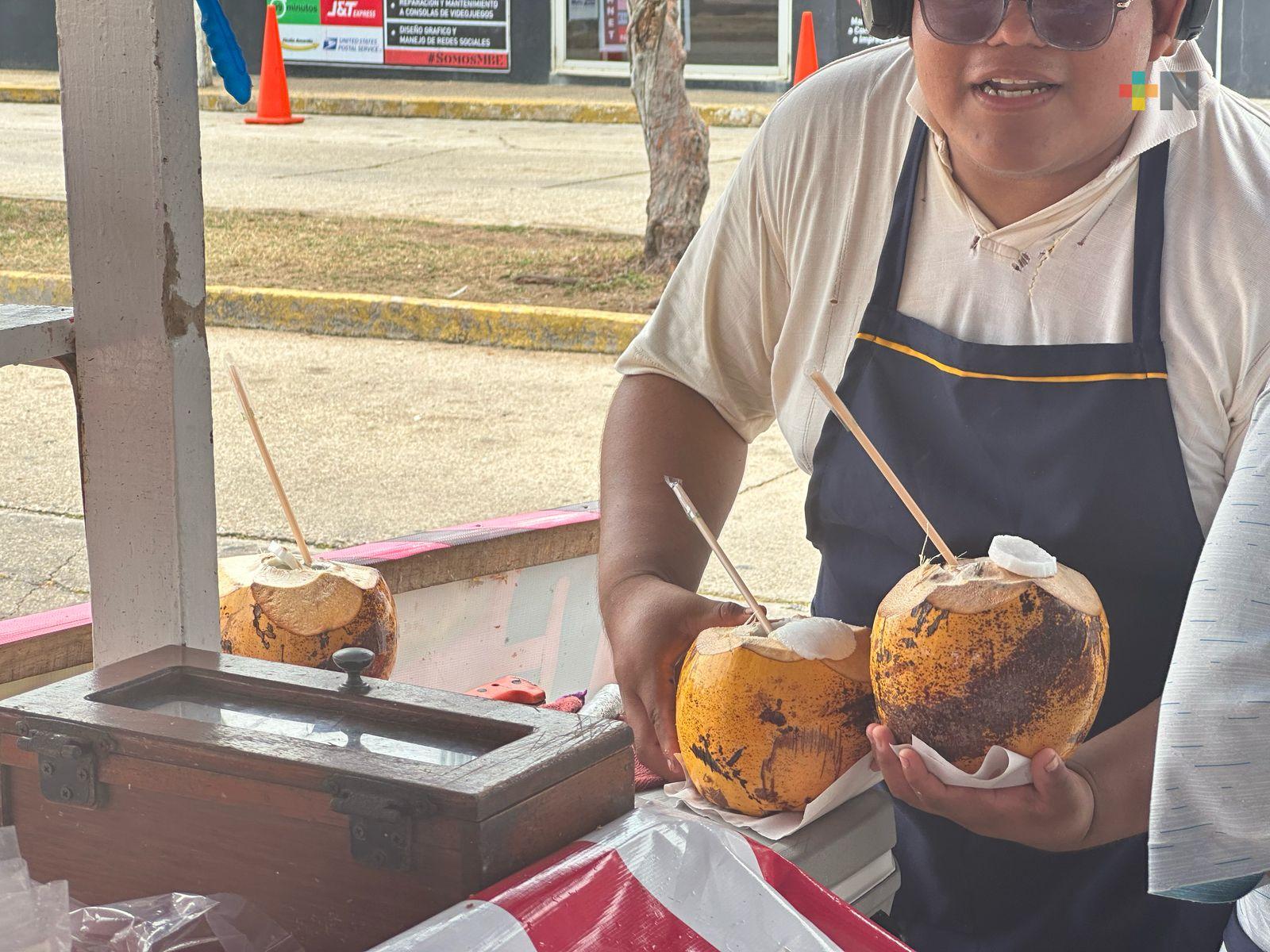 Sin repuntar venta de cocos en Coatzacoalcos, comerciantes no pierden la esperanza