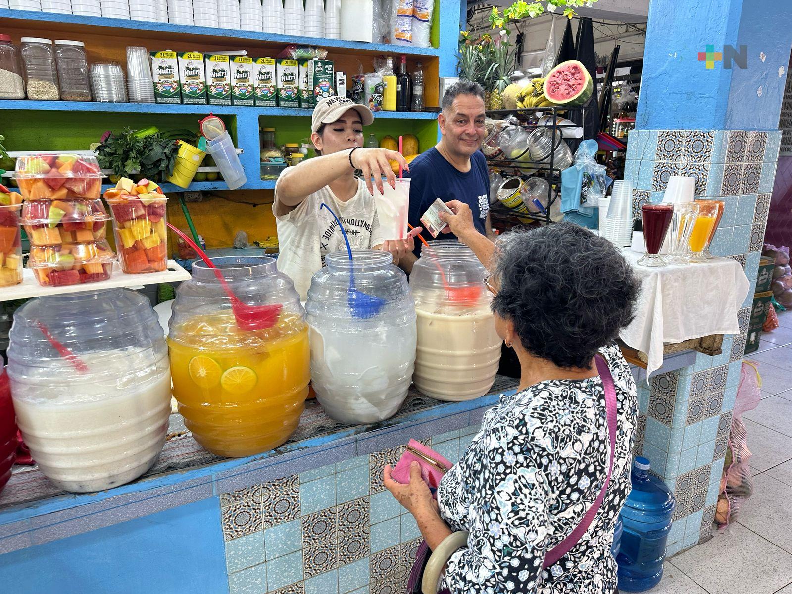 Calor propicia aumento de venta de aguas frescas en Coatza