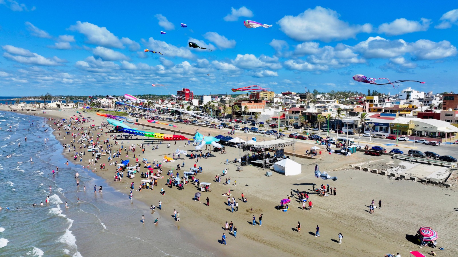 Gobierno del Estado refuerza vigilancia en playas de Coatzacoalcos por alta afluencia de visitantes