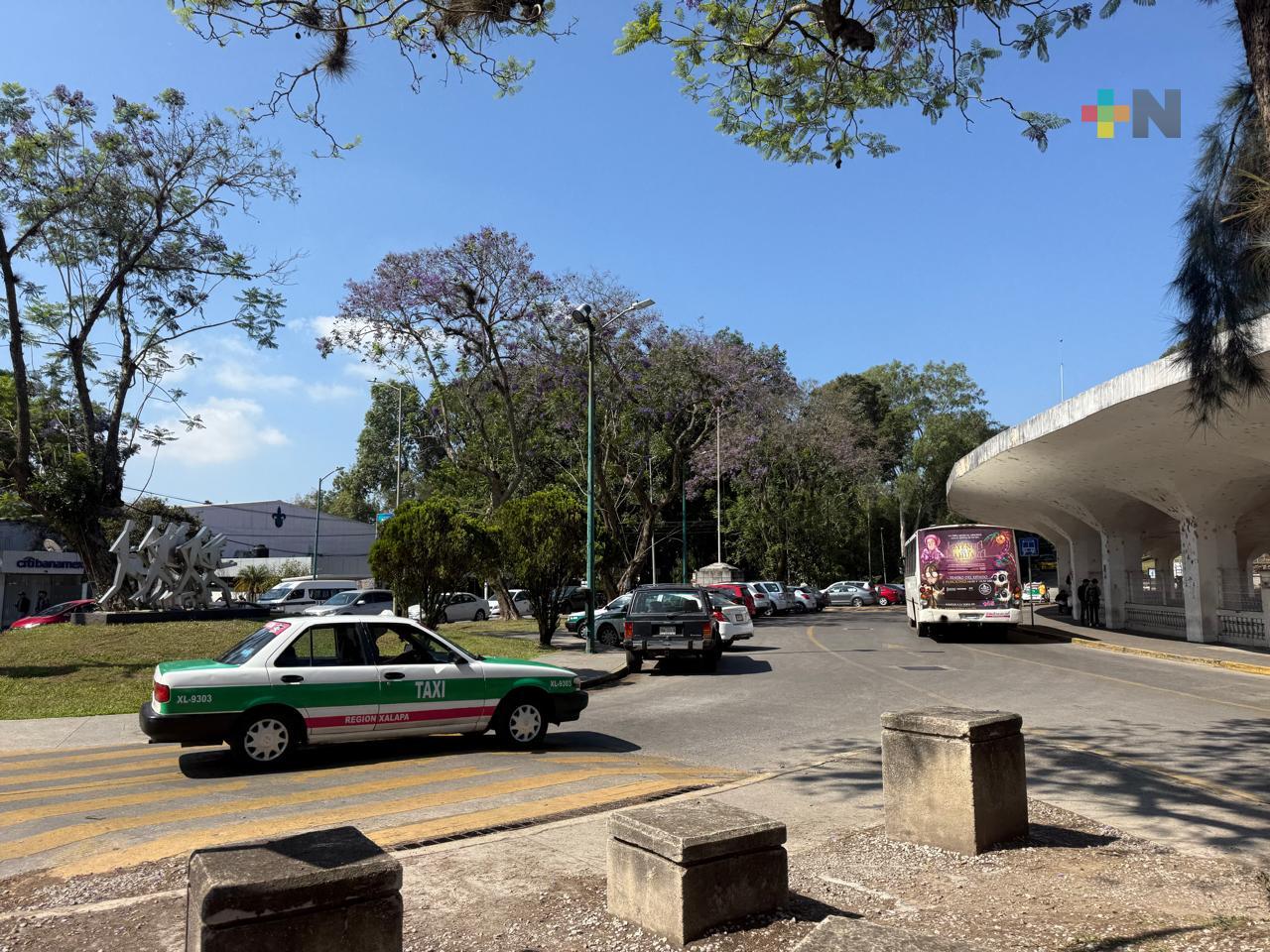 Cielo despejado a medio nublado con probabilidad de nieblas o neblinas por la noche