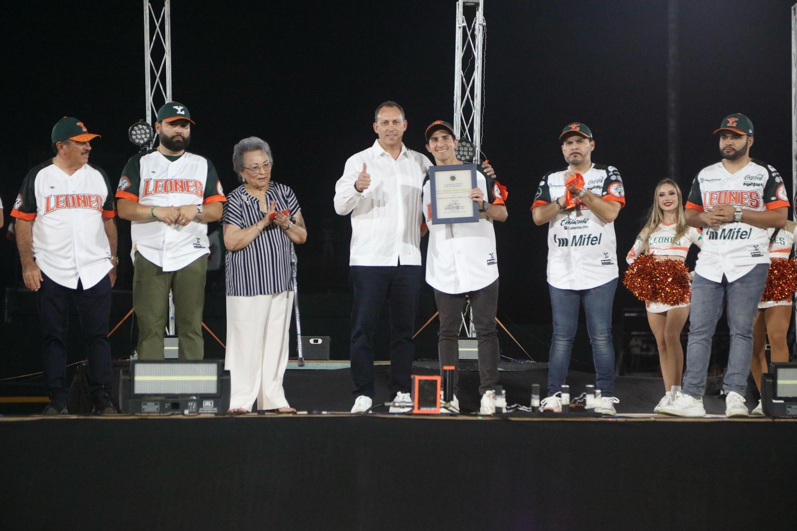 Recibe Rommel Pacheco distinción como embajador de la liga mexicana de beisbol en el Parque Kukulkán
