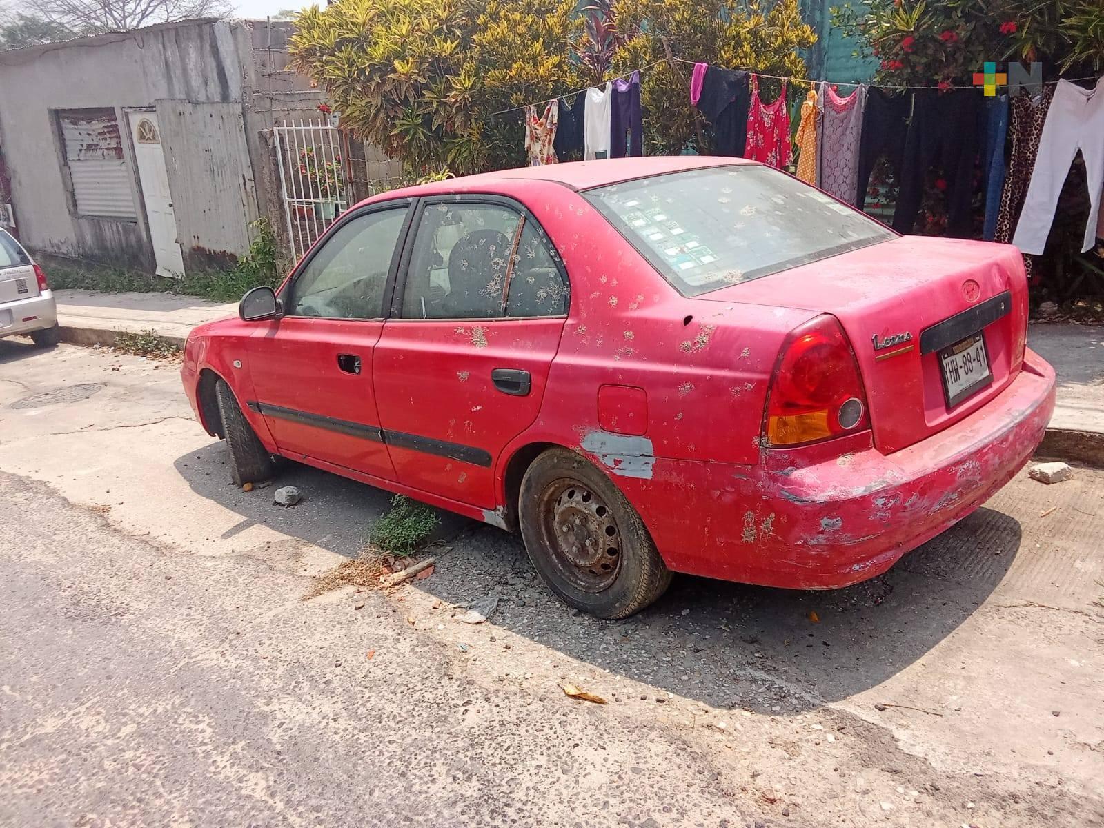 Autoridades retiran vehículos macetas de calles de Xalapa