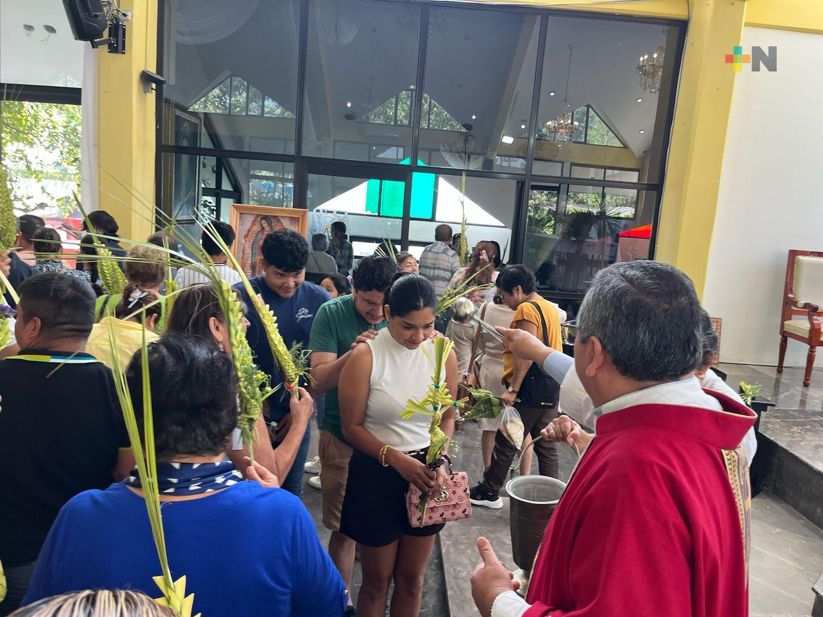 Feligreses acuden a celebración del Domingo de Ramos en región centro norte