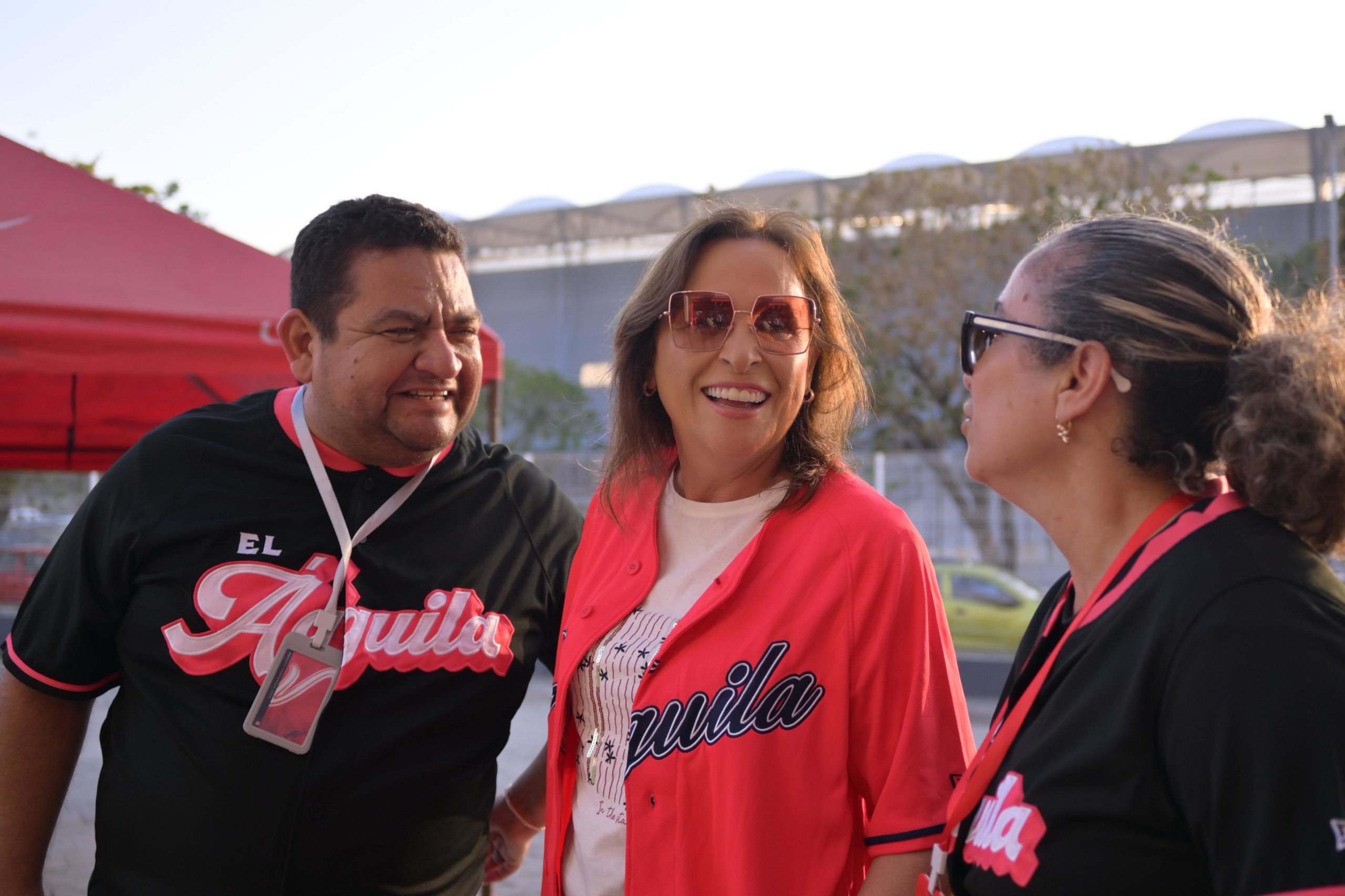 Rocío Nahle disfruta junto a la afición de El Águila de Veracruz