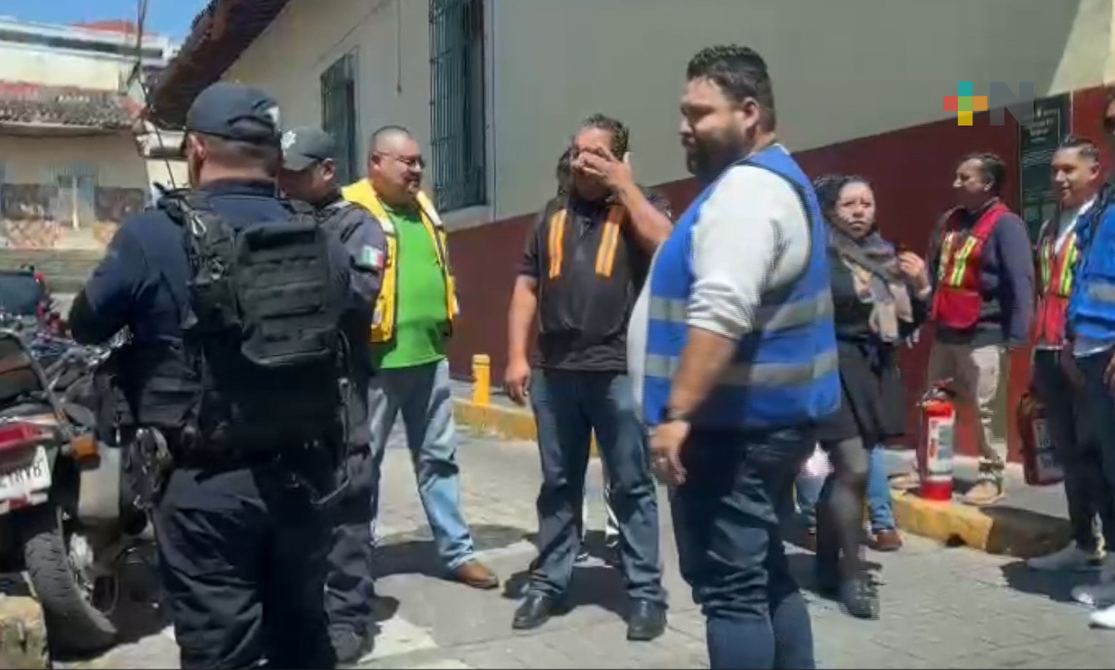 Desalojan oficinas de CECyTEV en Xalapa por posible fuga