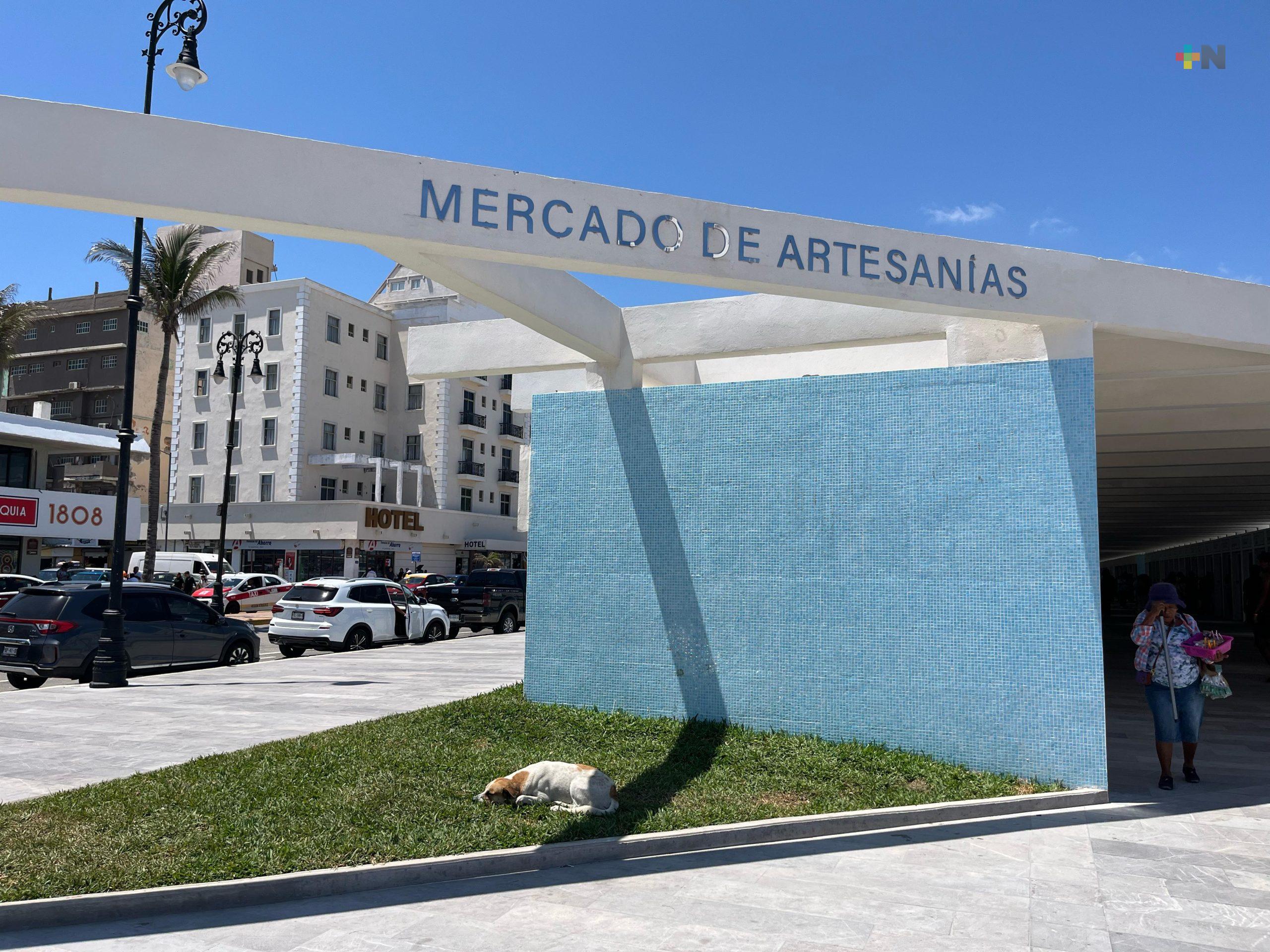 Artesanos del malecón de Veracruz  empiezan a instalarse en el nuevo mercado