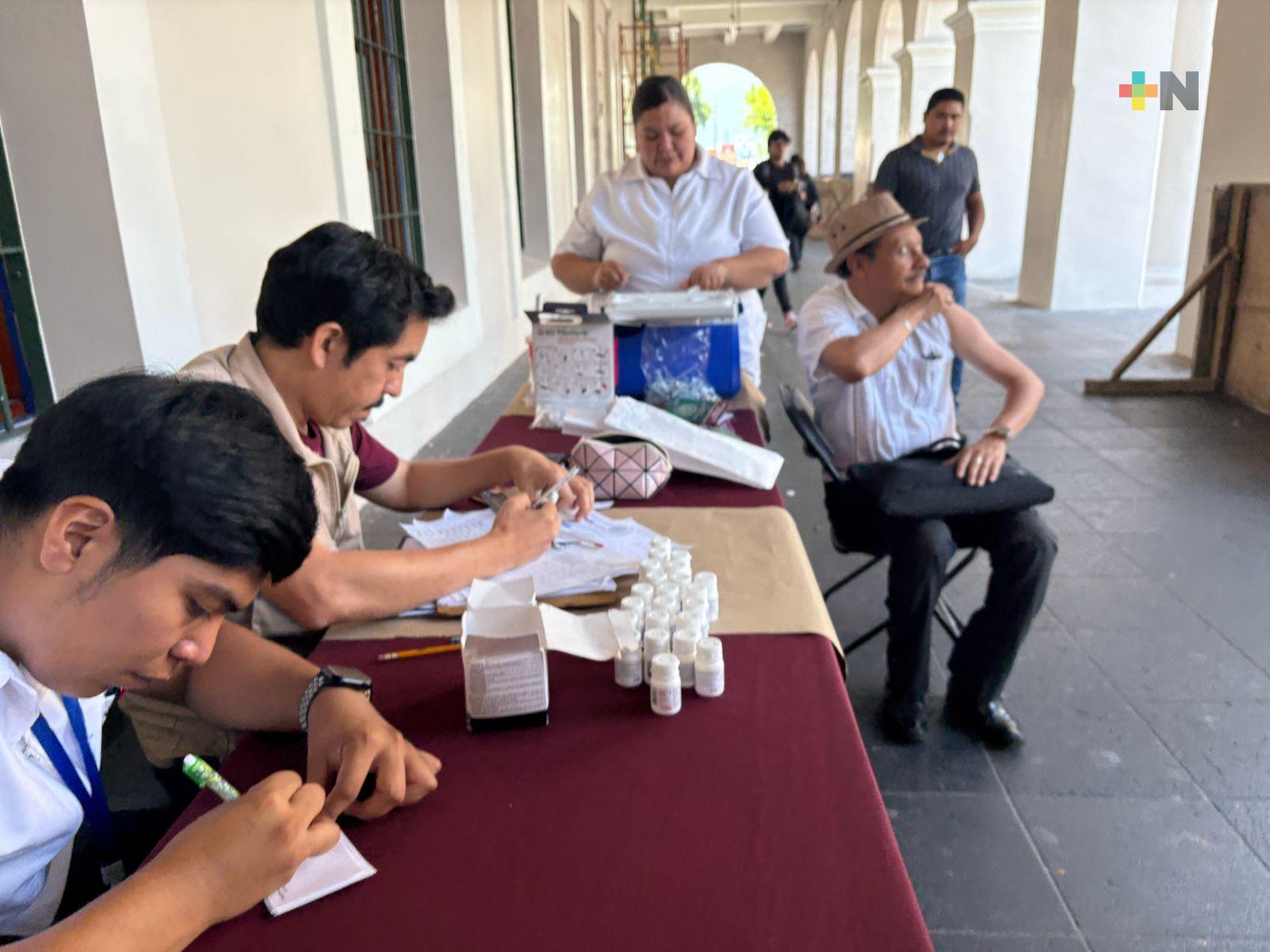 Instalan módulos de vacunación en centro de Xalapa