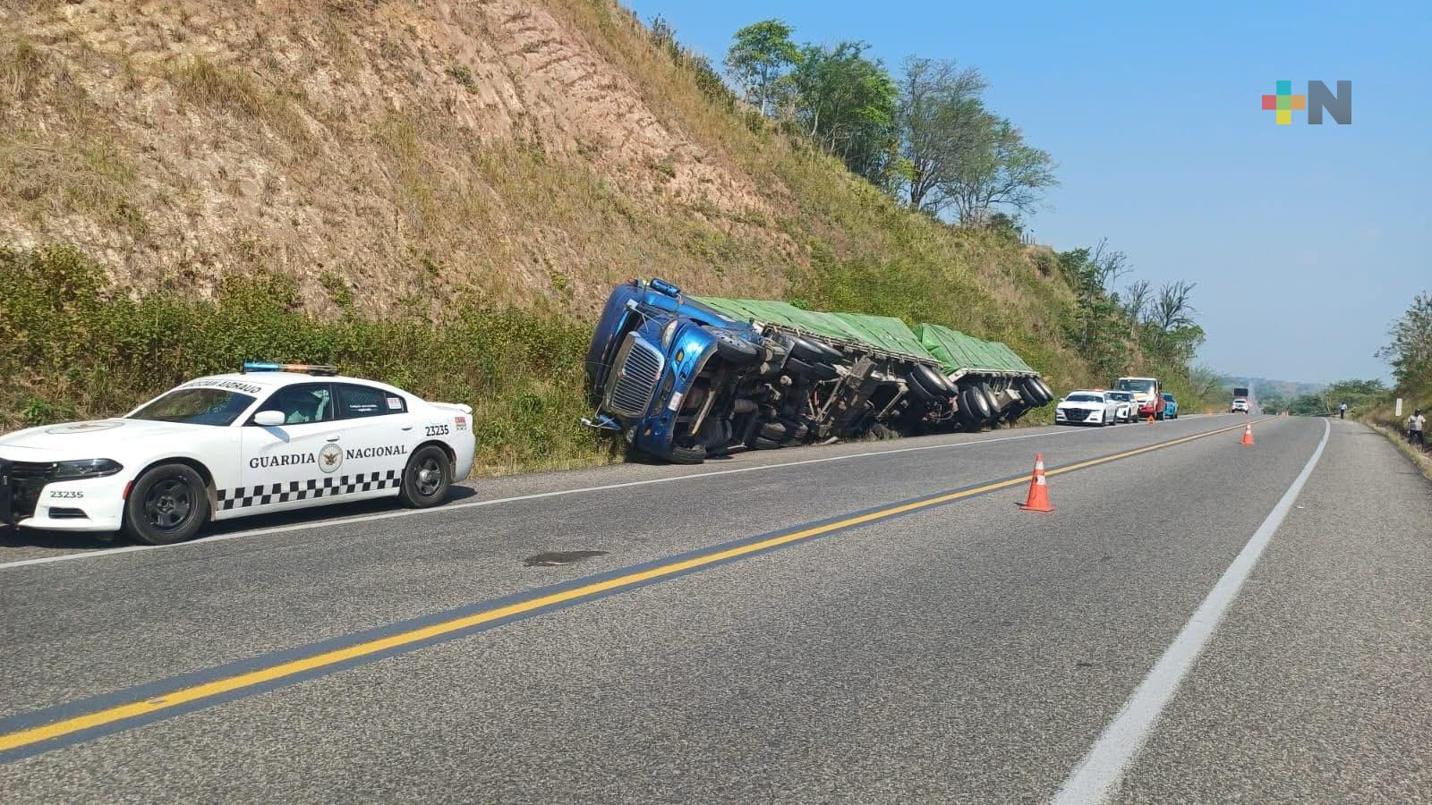 Tras evitar choque frontal con vehículo, tráiler termina en cuneta