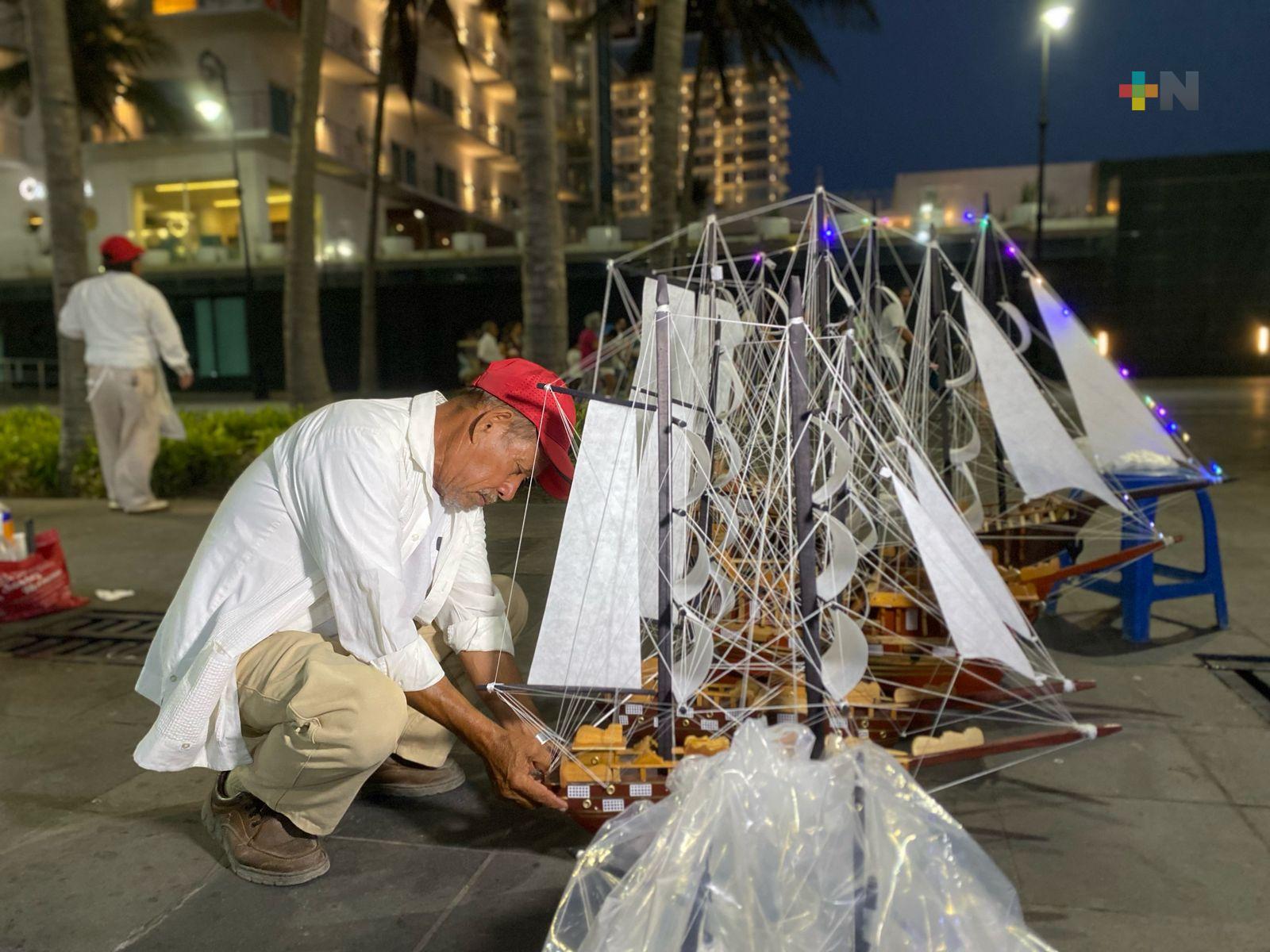 Desde hace 30 años vende veleros de madera en el malecón de Veracruz