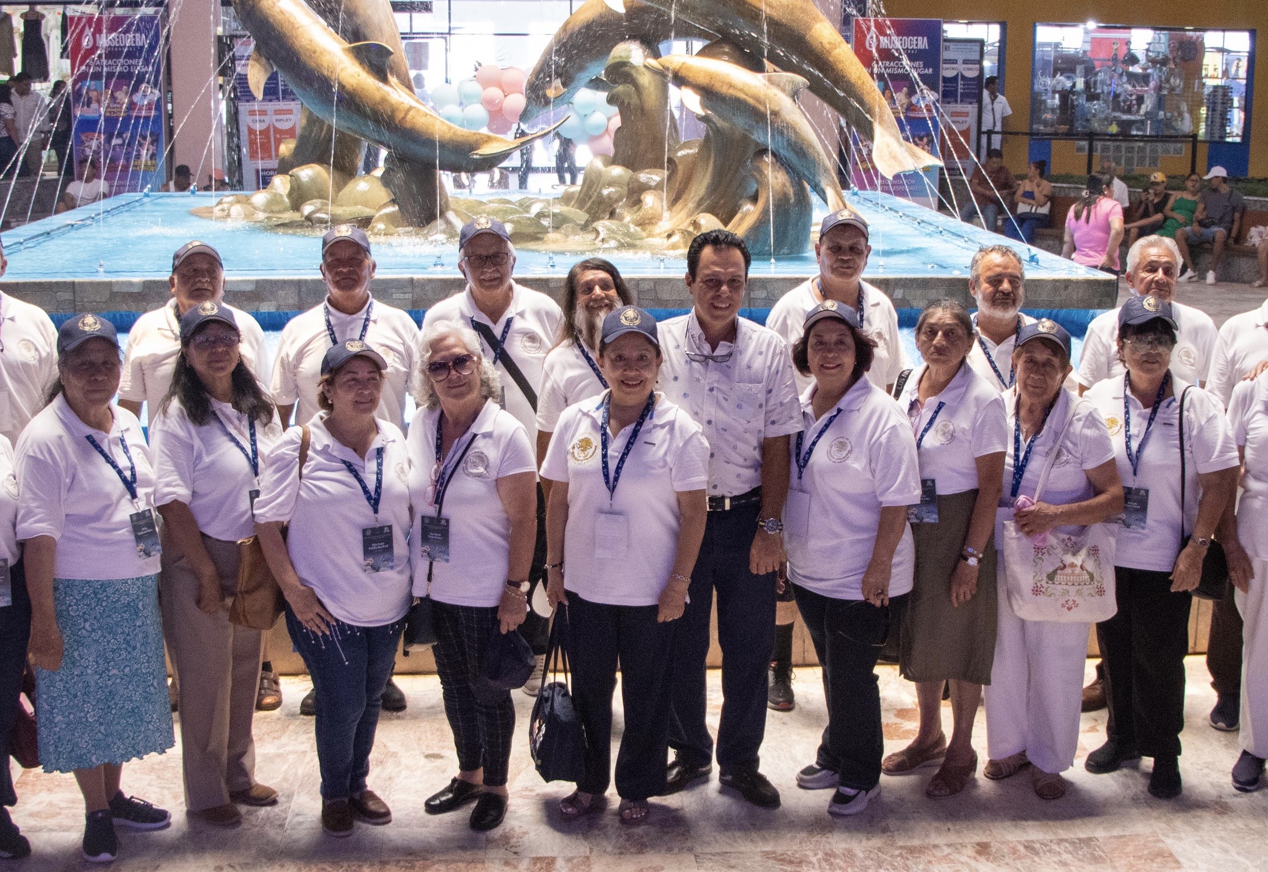 Ganadores del concurso nacional La Vejez y el Mar visitan Aquarium
