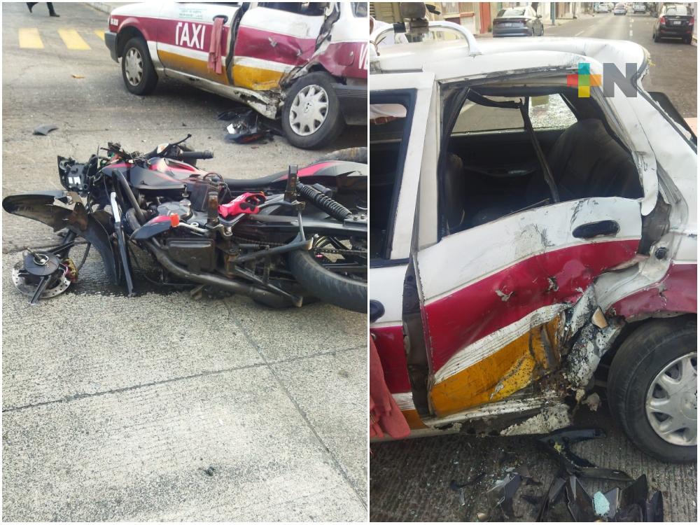 Dos heridos en choque entre motocicleta y taxi en Veracruz puerto