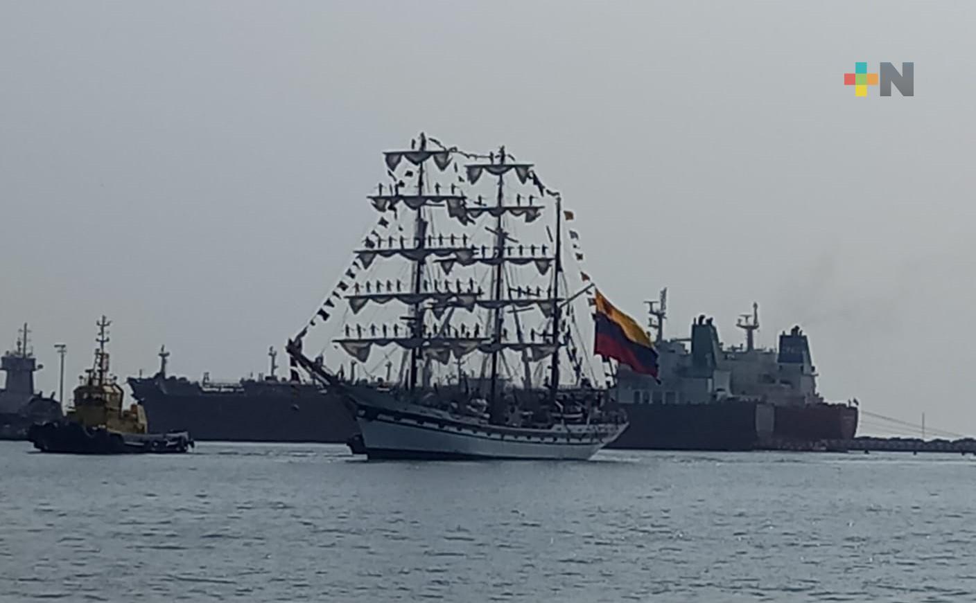 Llega Buque Escuela Simón Bolívar al puerto de Veracruz