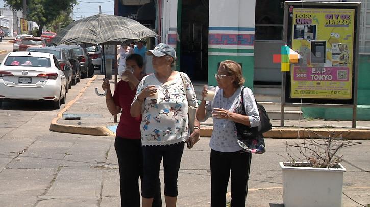 Tomar de dos a tres litros de agua para mantenerse hidratado ante ola de calor
