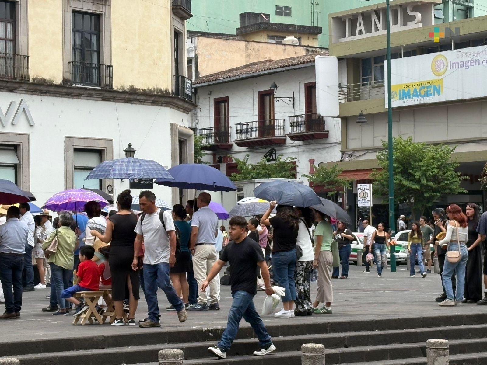 Xalapeños toman medidas preventivas para evitar golpes de calor