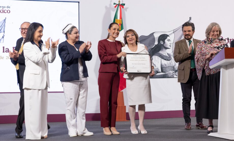 Presidenta entrega reconocimientos por el Día de la Enfermería