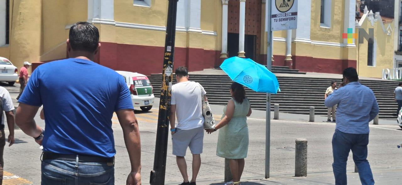 Ambiente caluroso con probabilidad de lluvias aisladas y algunas tormentas en regiones montañosas y zona sur