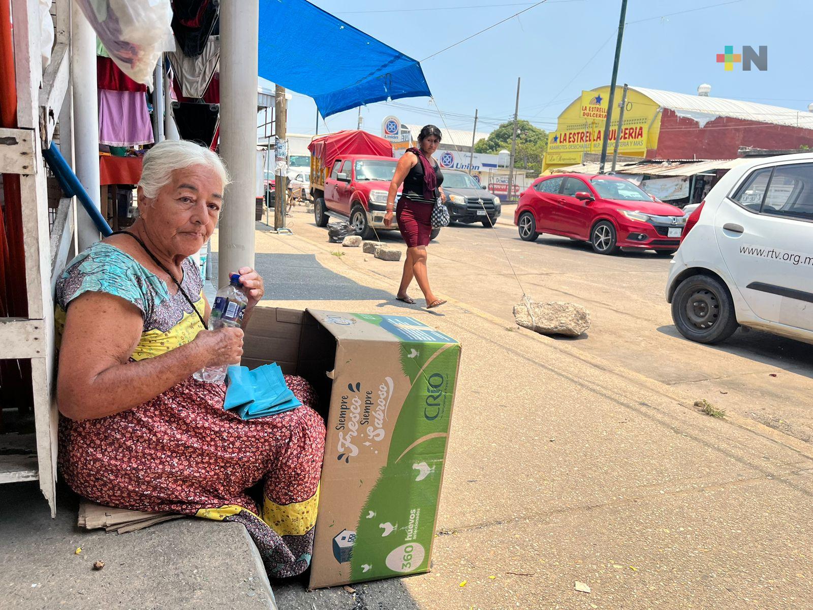 Comerciantes buscan aminorar altas temperaturas en Coatzacoalcos