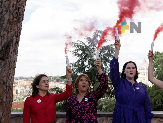 Con humo rosa, activistas exigen mayor participación de mujeres en la Iglesia