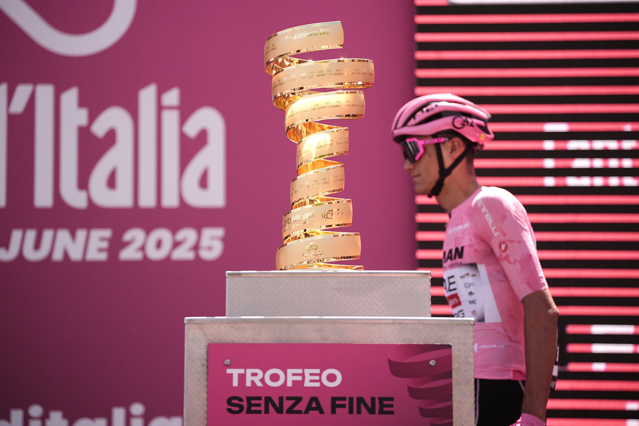 ¡Acaricia el título! Del Toro da otro golpe en el Giro