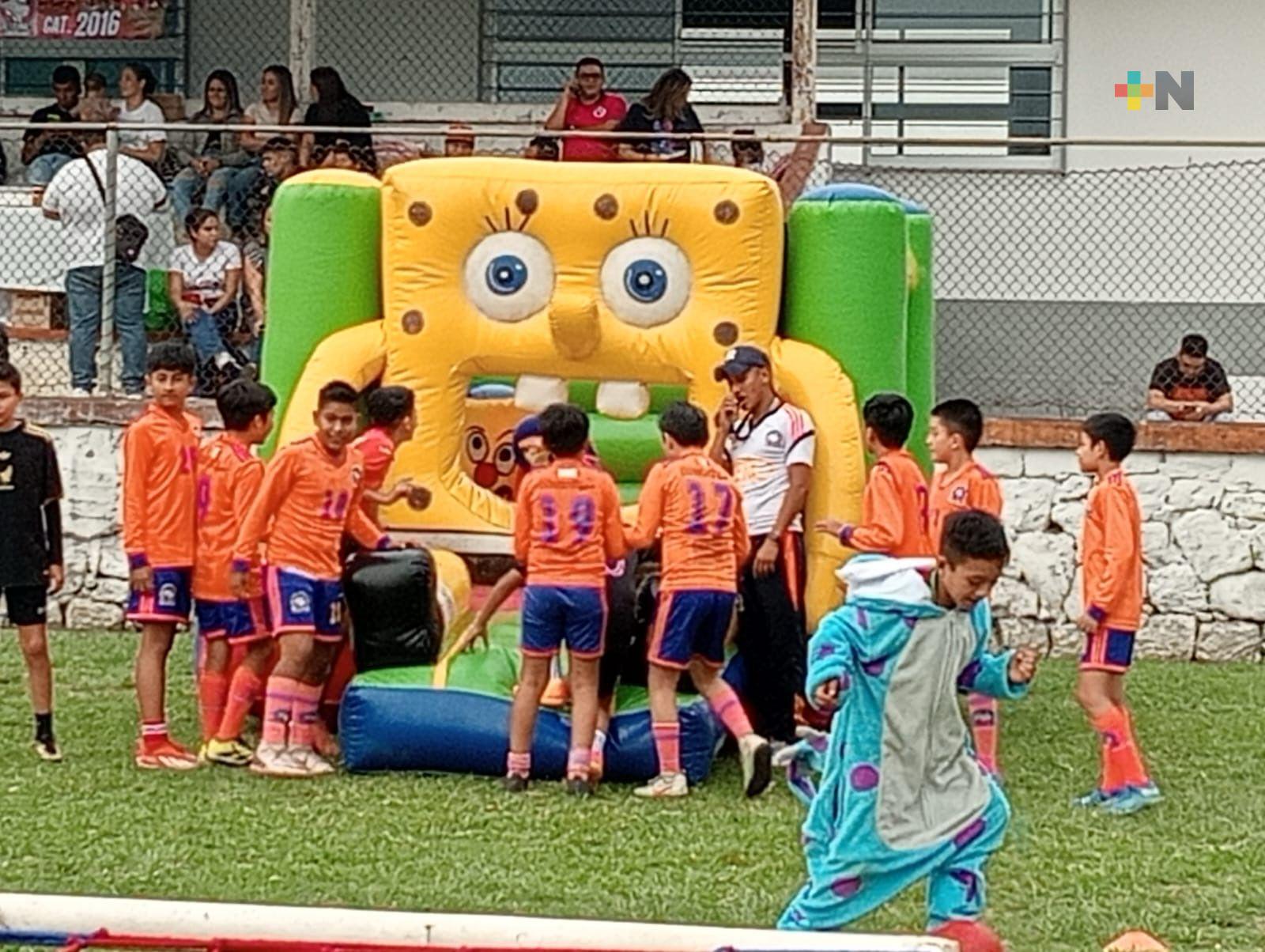 Delfines de Xalapa festejan a niños y niñas con mucho deporte