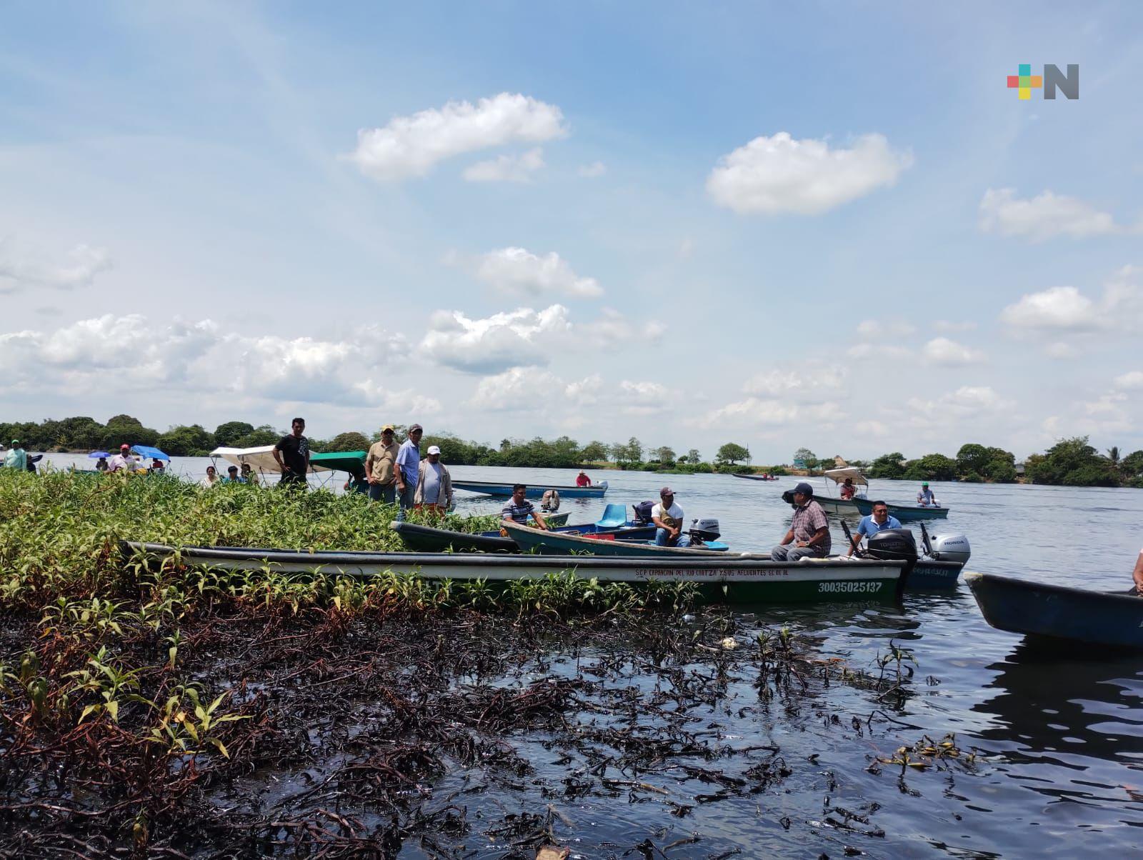 Pescadores reciben apoyo con trabajos de remediación en río Coatzacoalcos