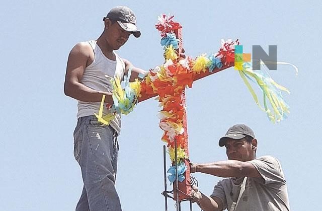 Trabajadores de la construcción celebran con mezcla de fe, tradición y trabajo