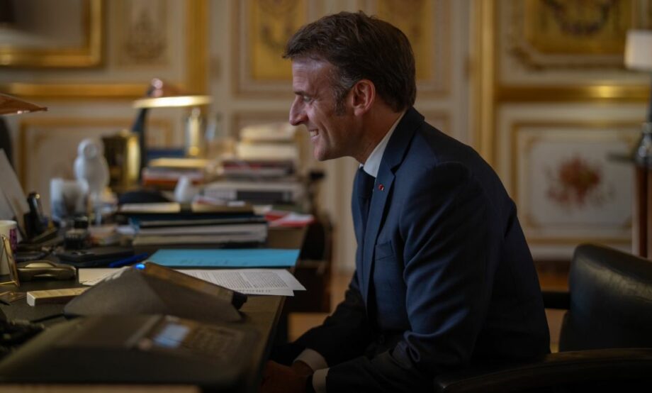 Macron desmiente actos que lo involucran con violencia familiar y drogas