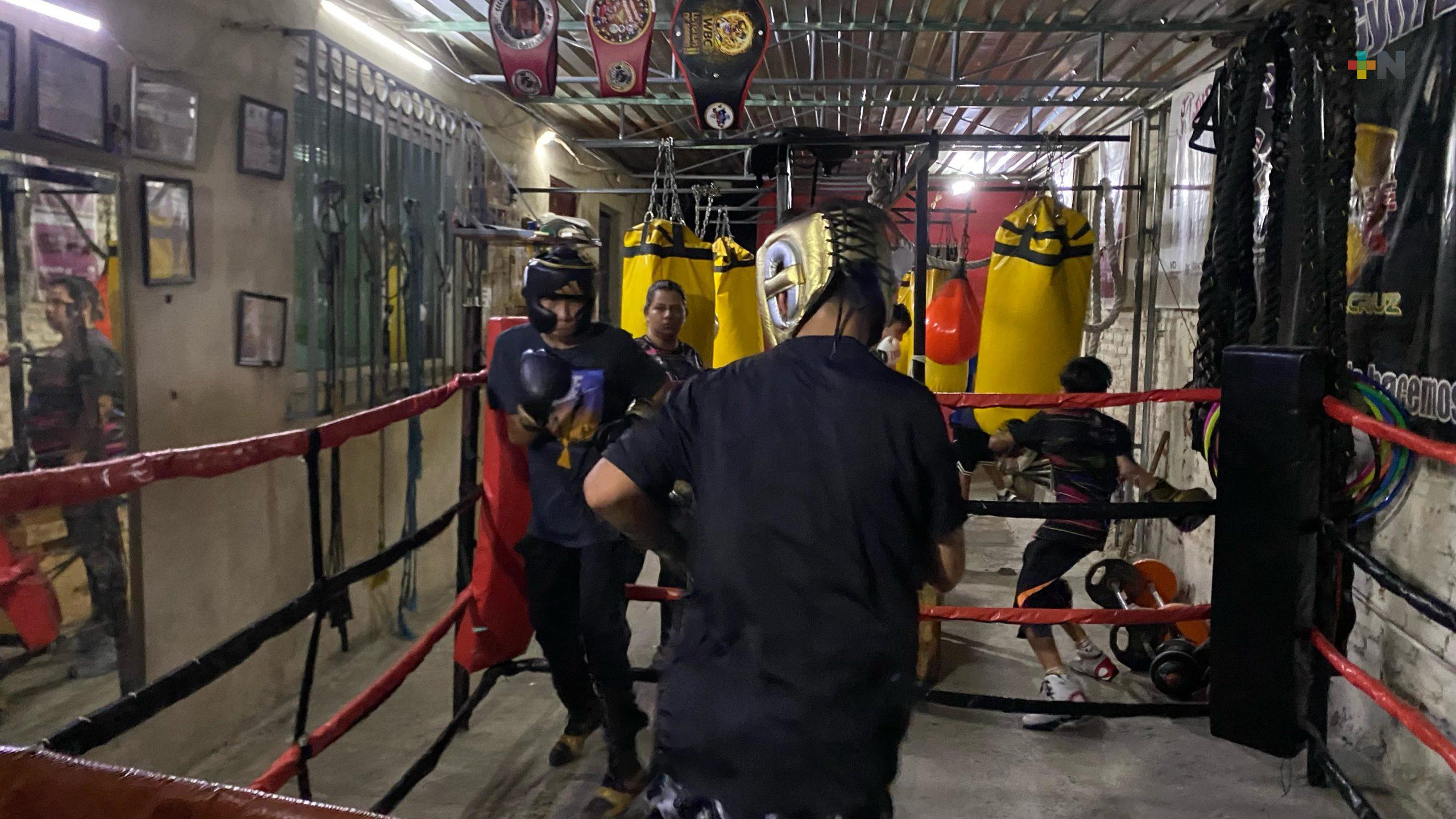 Gimnasio improvisado, refugio para jóvenes que buscan escapar de las calles