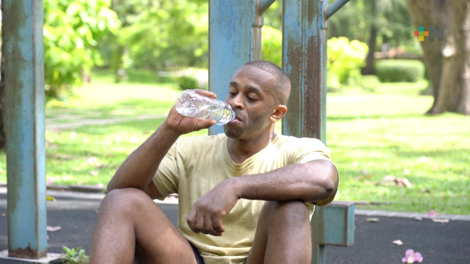 Agua simple para mantenerse hidratado