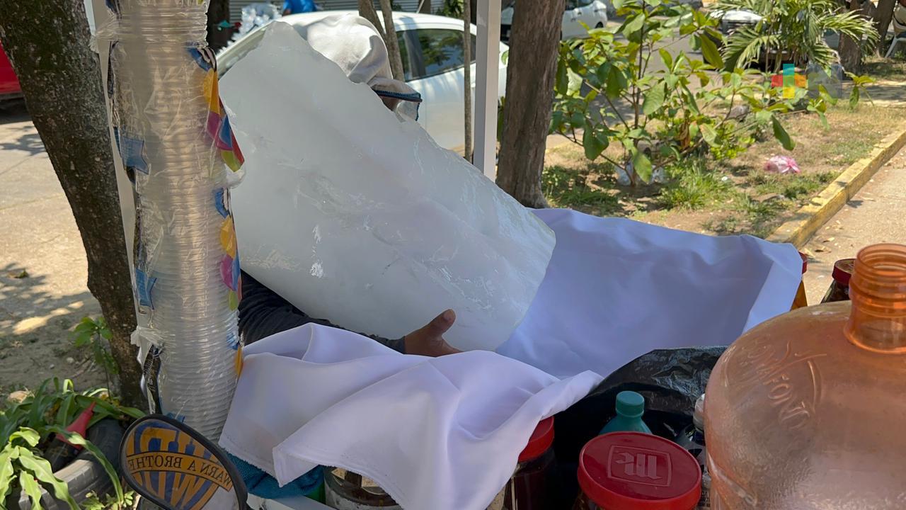Vender raspados, oficio complicado en época de calor