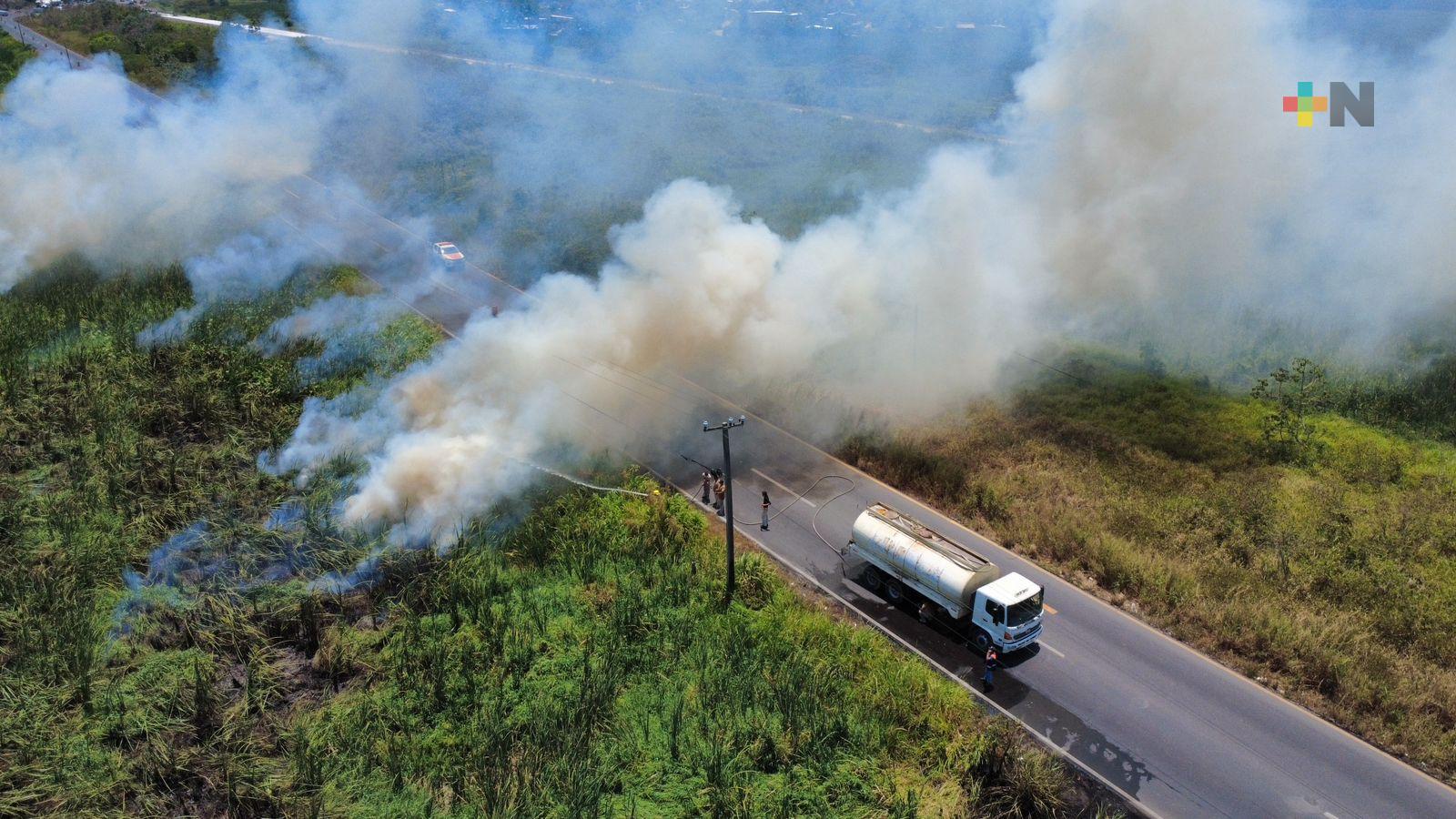 Incendio de pastizal sobre carretera Coatzacoalcos–Minatitlán