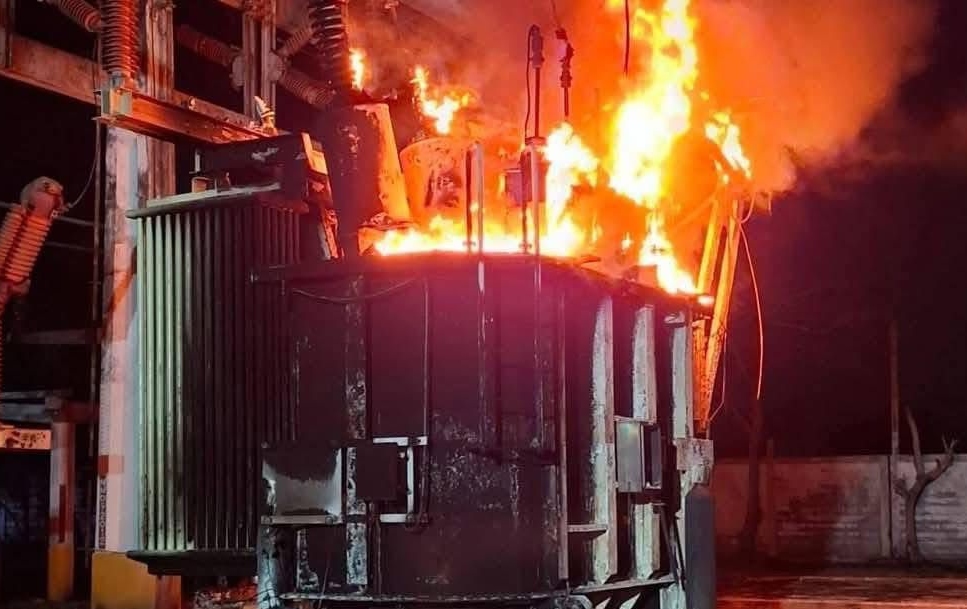 Restablecen suministro de luz tras explosión en subestación de CFE Nanchital
