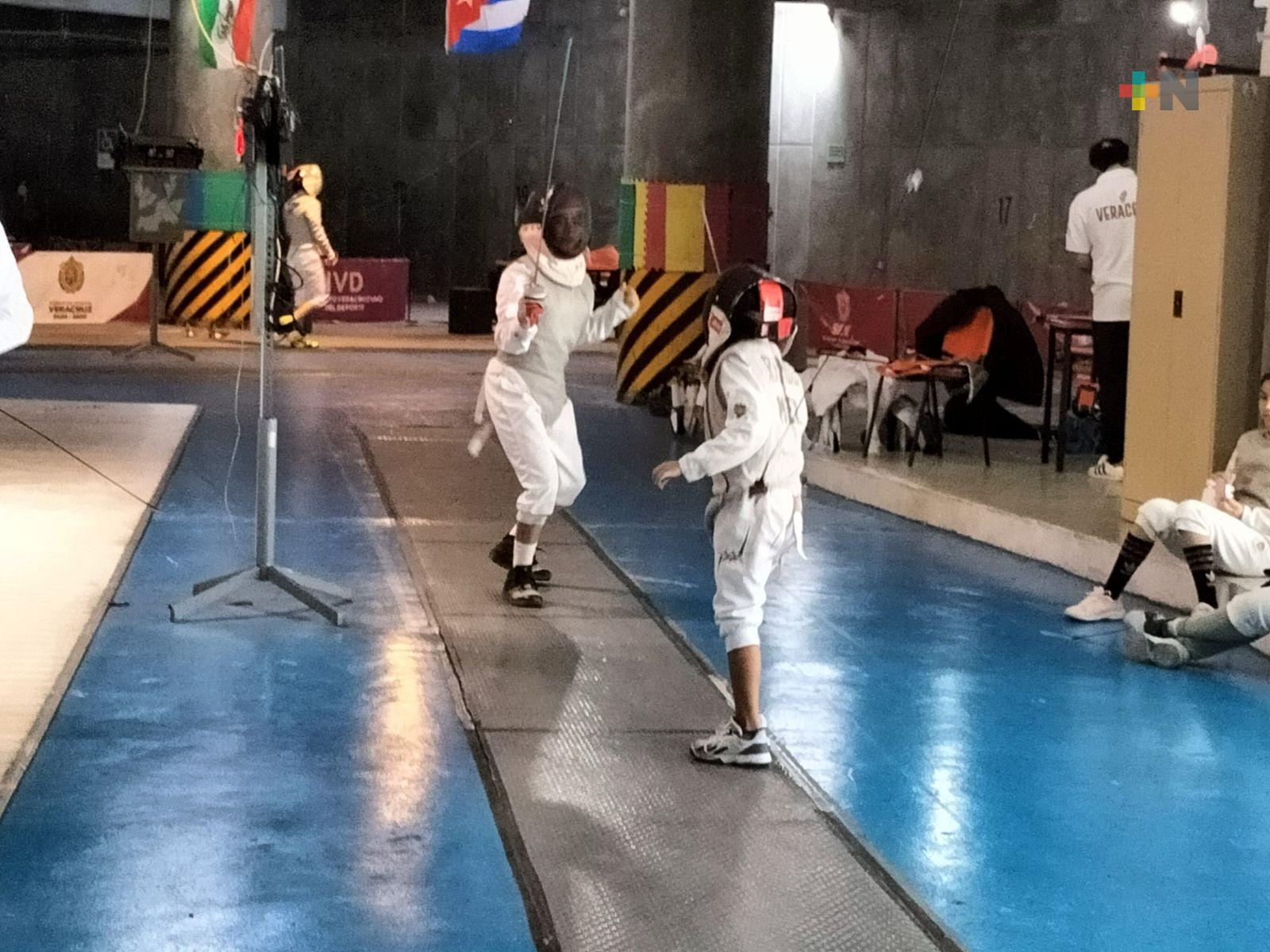 Selección veracruzana de esgrima participa en competencias para definir equipo olímpico