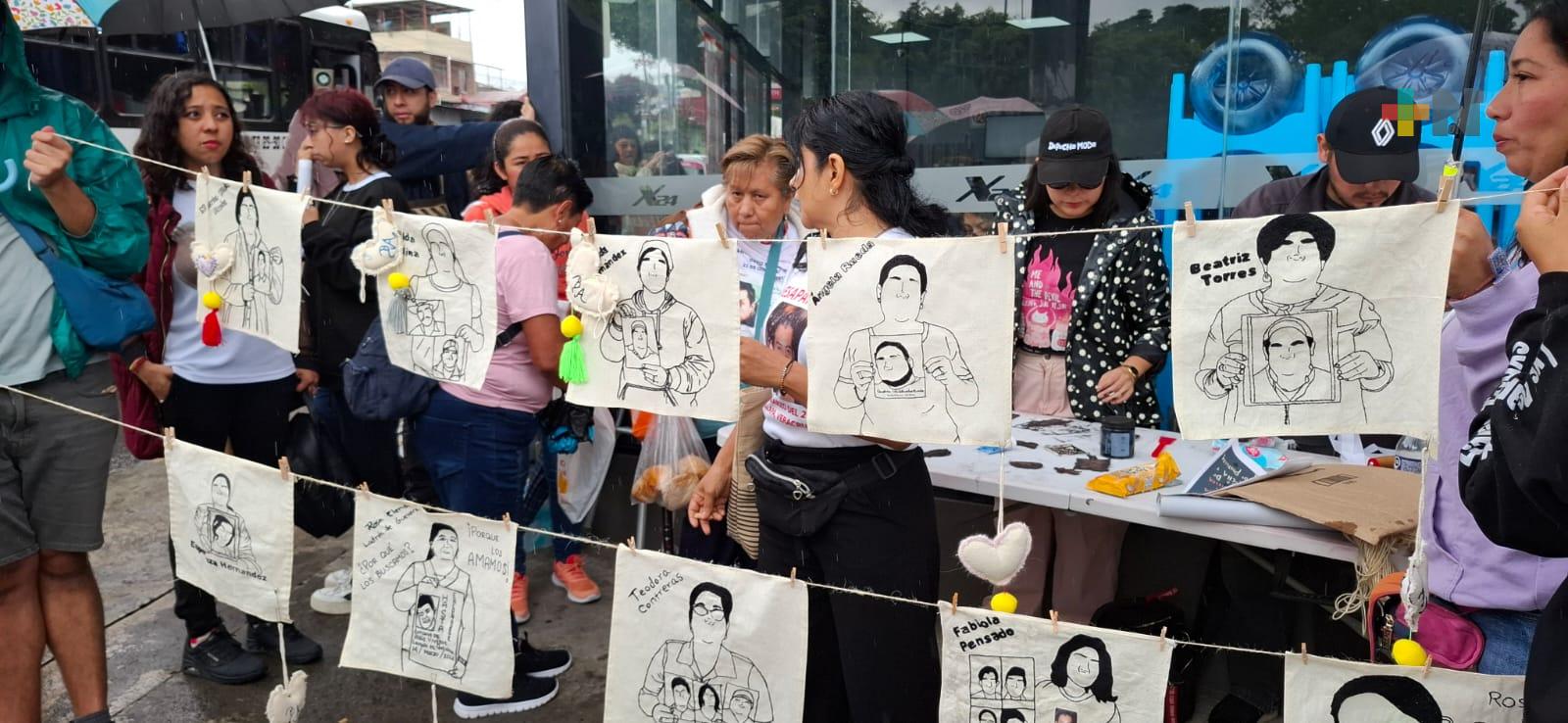 Estudiantes de Artes regalan bordados a madres buscadoras