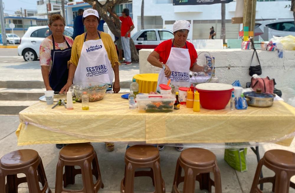 En Veracruz puerto, emprendedoras instalan mercadito de pescadería