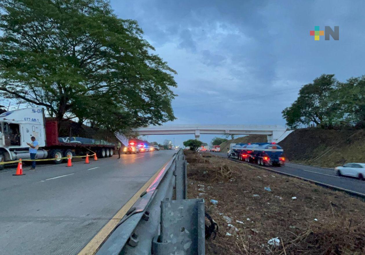 Operador de tráiler muere tras ser aplastado por su unidad en sur de Veracruz
