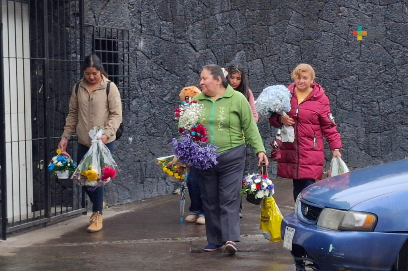Pese a la lluvia, familias acuden a panteón xalapeño en el Día de las Madres