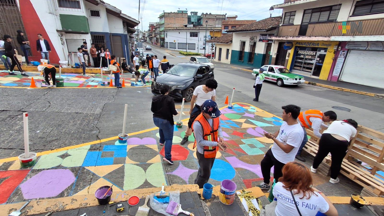 En Xalapa pintan cruce peatonal para recuperar espacios públicos