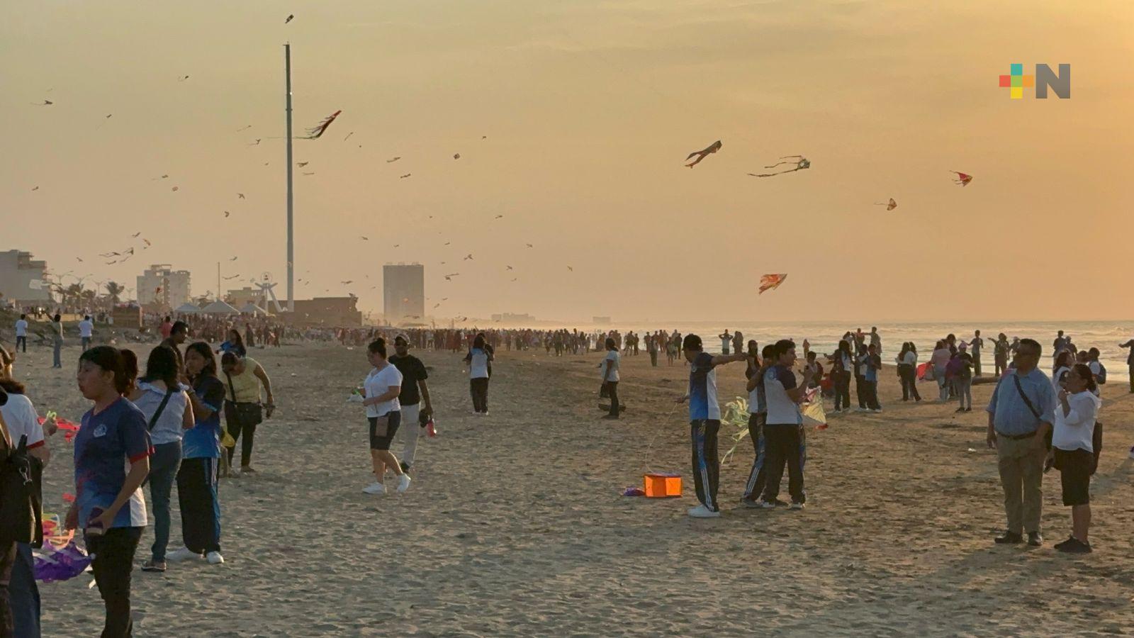 Familias se reunieron a volar papalotes en playa de Coatza