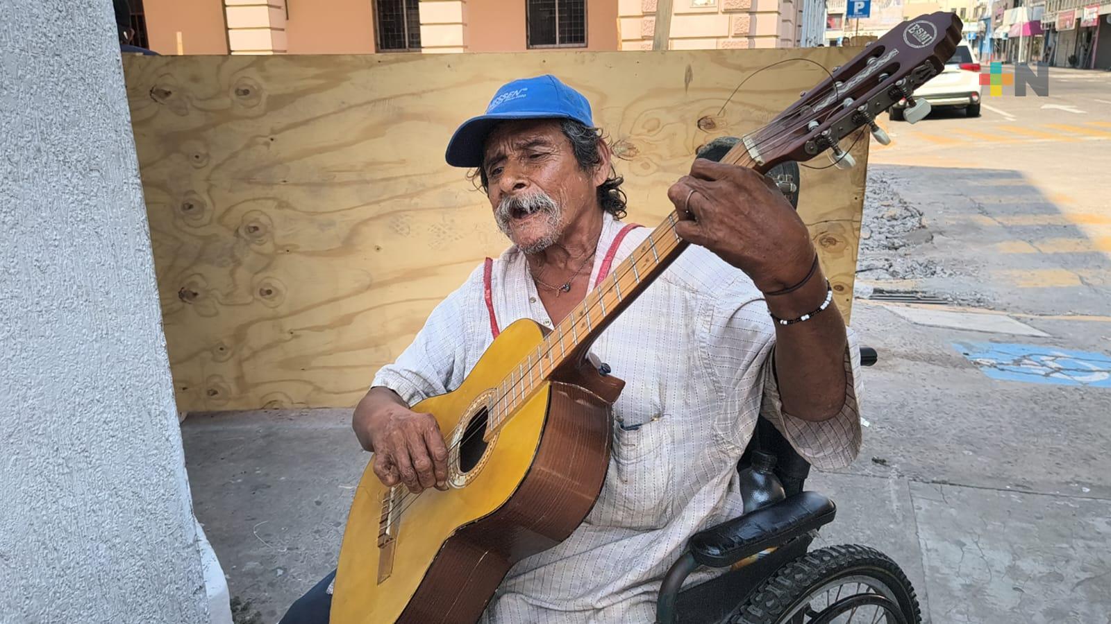 Difícil moverse en silla de ruedas en centro histórico de Veracruz: músico con discapacidad
