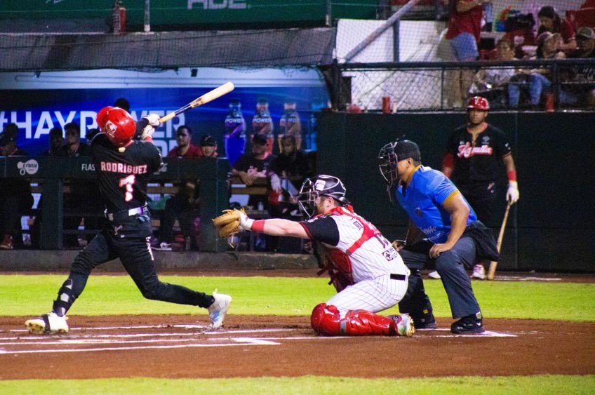 Piratas de Campeche apalea a El Águila y empata serie